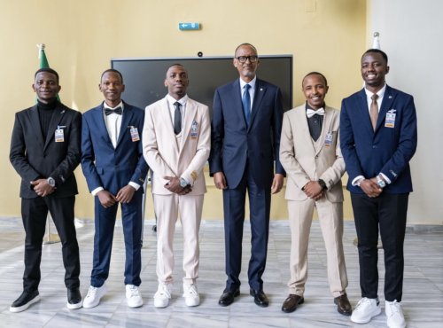 President Kagame Meets Rwandan AI Students During Visit to Algeria’s ENSIA