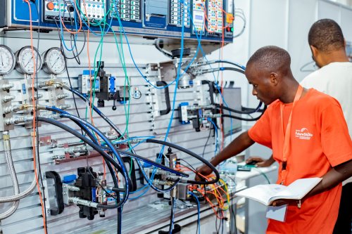 Imyumvire y’abanyeshuri n’ababyeyi imwe mu mpamvu zatumye MINEDUC itesa umuhigo