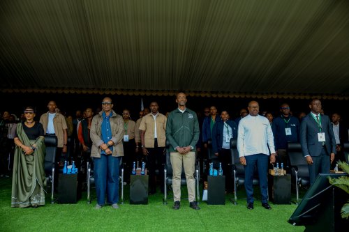 Abaturage n’Abanyacyubahiro bahuriye mu Kinigi mu muhango wo Kwita Izina 2025 no  basigasira Urusobe rw’Ibinyabuzima