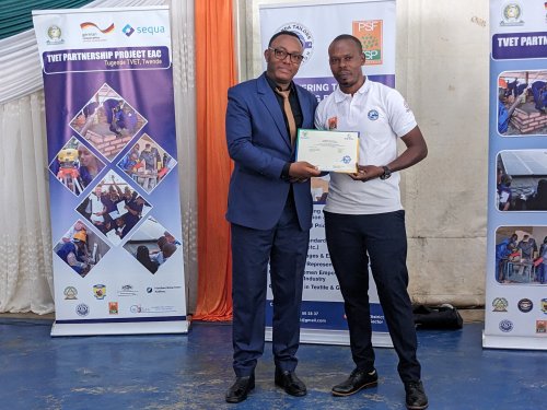 Abadozi 193 bigiye umwuga mu buzima busanzwe bahawe icyubahiro cy’abanyamwuga bemewe