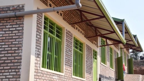 Abari abayobozi b’ibigo by’amashuri 890 bahagaritswe ku buyobozi