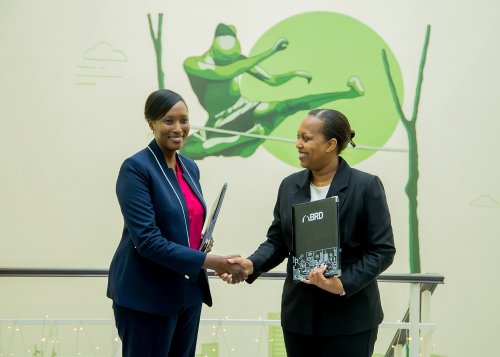 Stella Rusine yahererekanyije ububasha na Kampeta Sayinzoga yasimbuye ku buyobozi bwa BRD