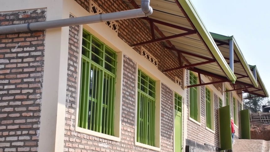 Abari abayobozi b’ibigo by’amashuri 890 bahagaritswe ku buyobozi