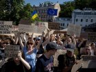 Muri Ukraine, hadutse imyigaragambyo nyuma y’uko Minisitiri w’ingabo wari ukunzwe n’abaturage akuwe mu nshingano na Perezida Volodymyr Zelenskyy.