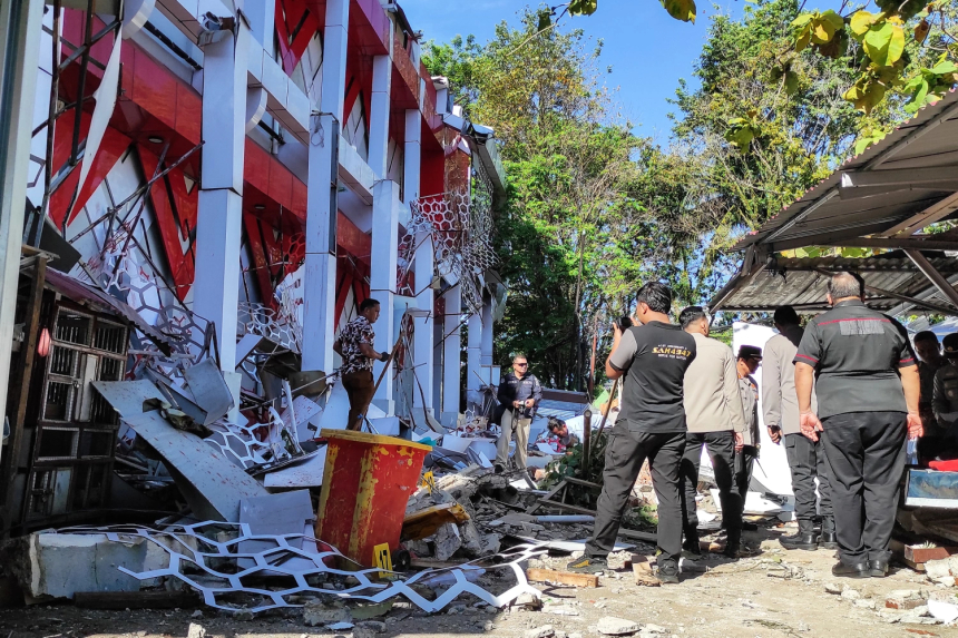 Earthquake Kills 38 People in Indonesia