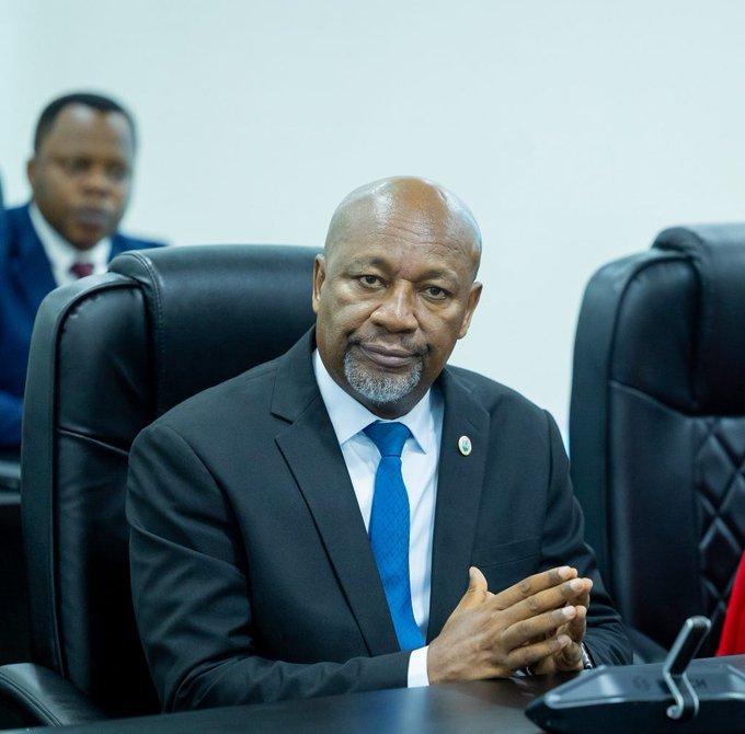 Wellars Gasamagera Yatorewe kuba Umusenateri.